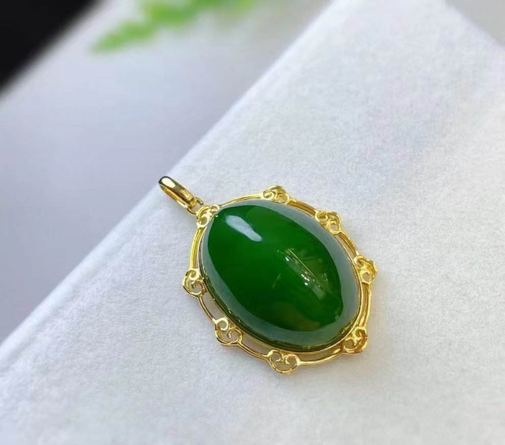 Bianca Pendant in 18K gold with nephrite jade
