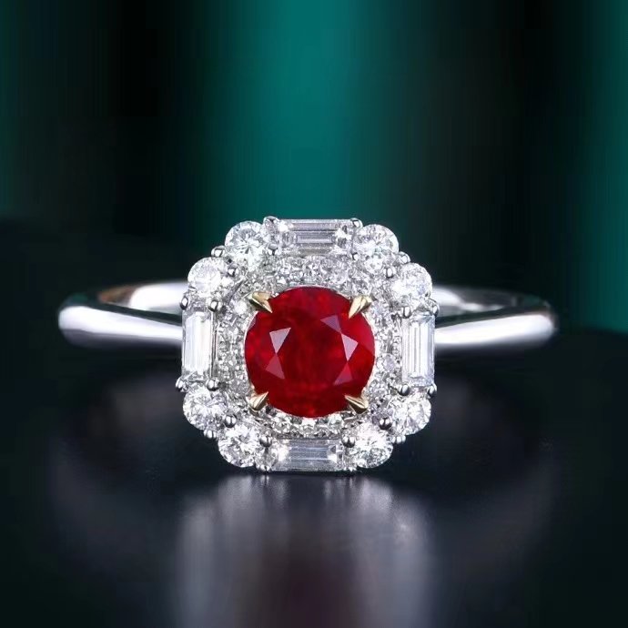 Carlotta Ring in 18K gold with natural ruby