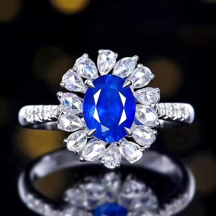 Concetta Ring in 18K gold with natural sapphire