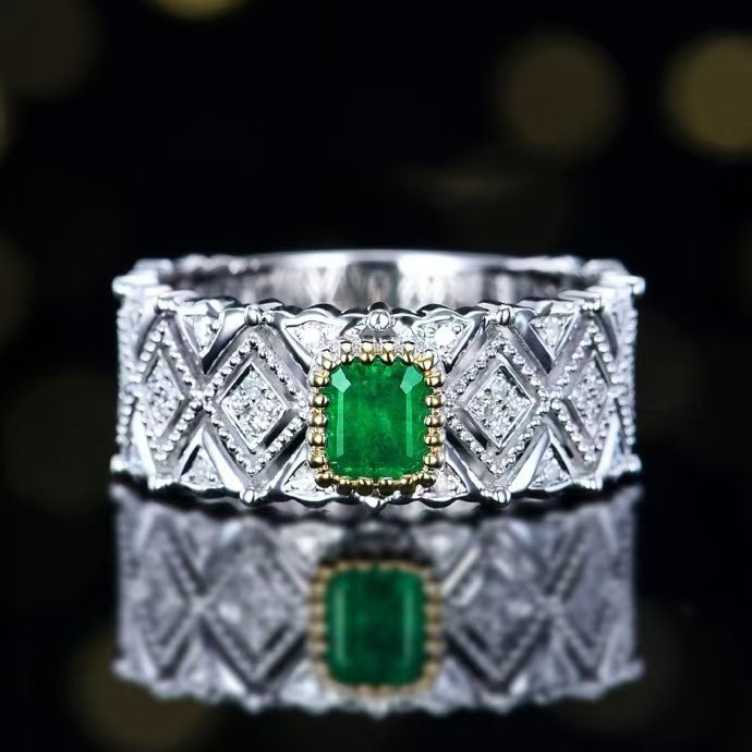 Costante Ring in 18K gold with natural emerald