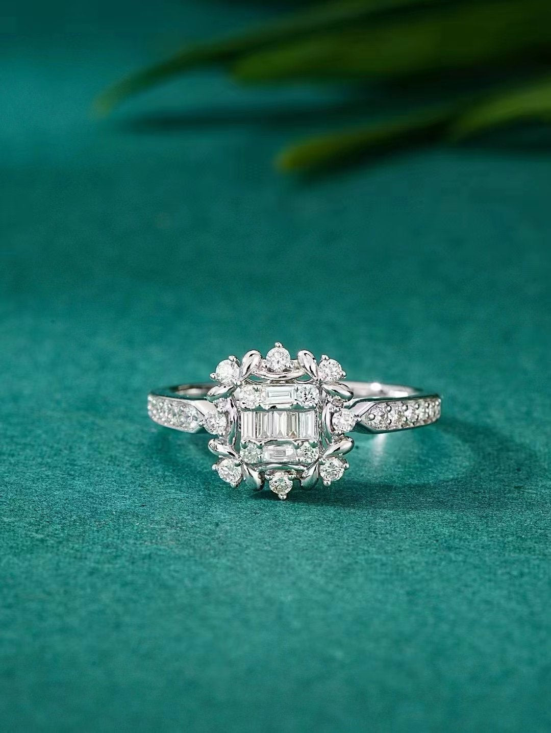 Edvige Pendant in 18K gold with natural diamond