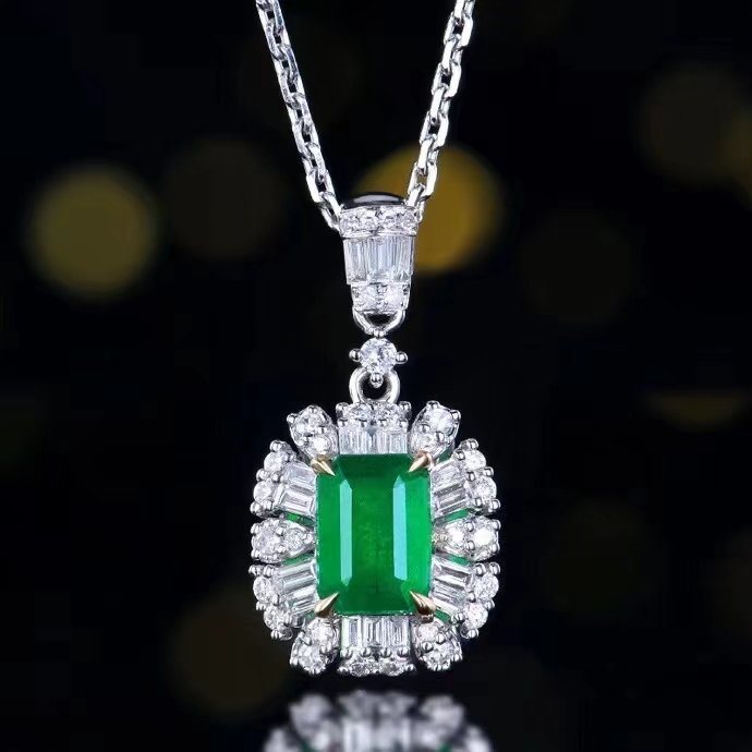Elena Pendant in 18K gold with natural emerald
