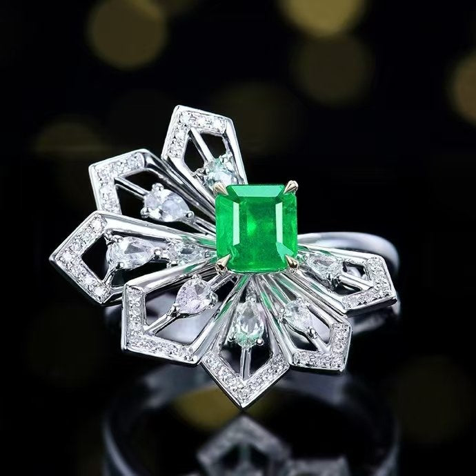 Fonte Ring in 18K gold with natural emerald