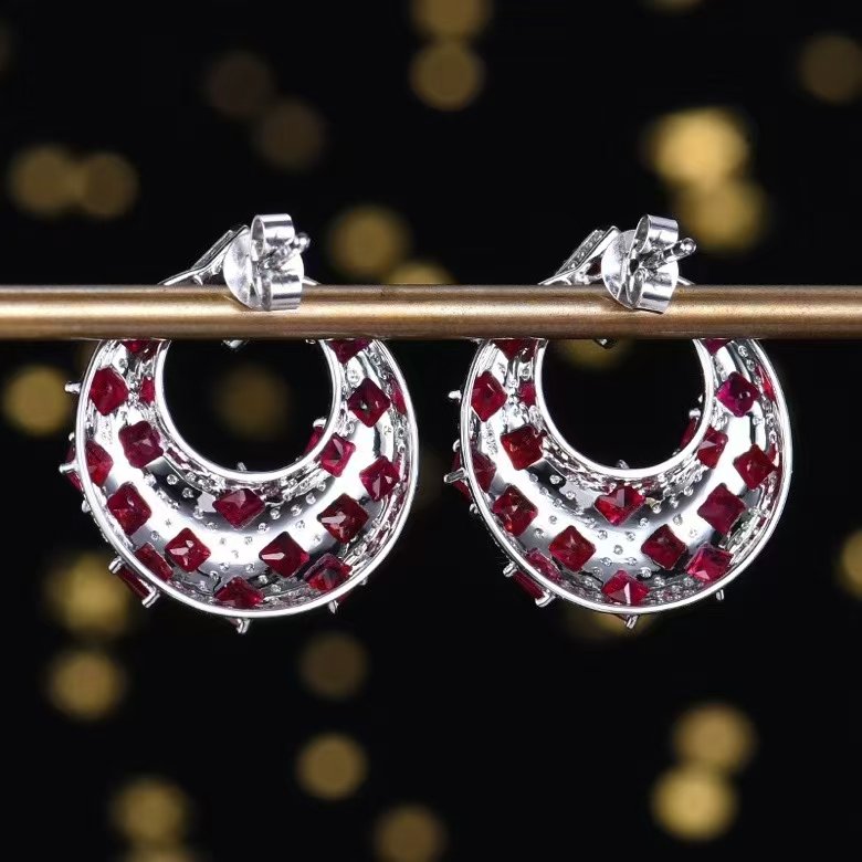 Furore Stud Earrings in 18K gold with natural ruby