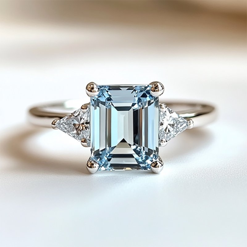 Gaeta Ring in sterling silver with natural topaz