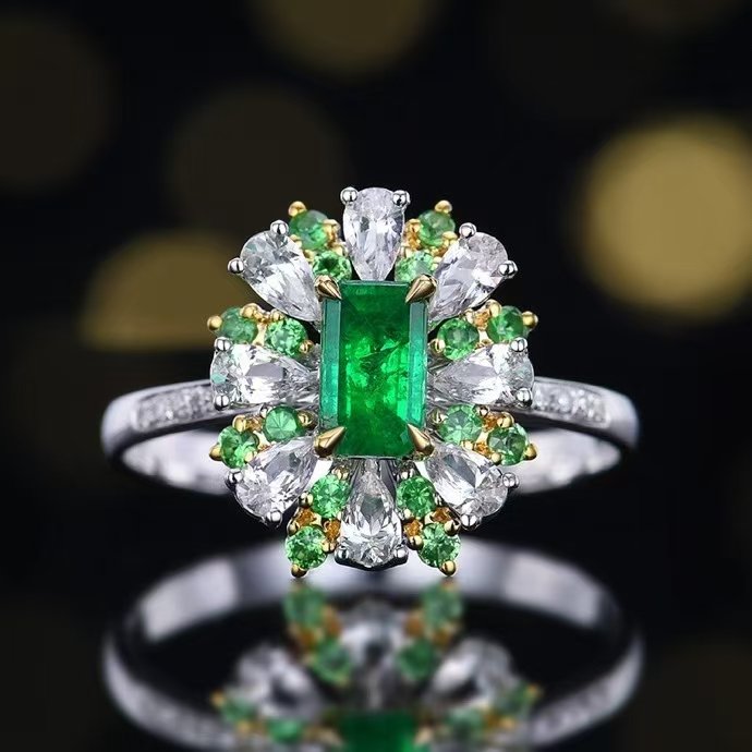 Immacolata Ring in 18K gold with natural emerald