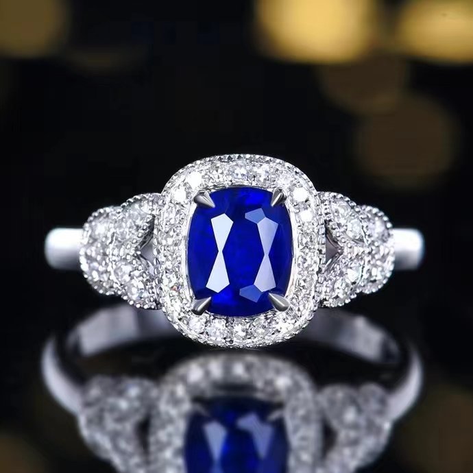 Isabella Ring in 18K gold with natural sapphire