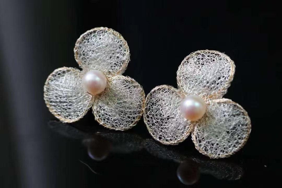 Isotta Pearl Earrings in gold-filled with freshwater pearl
