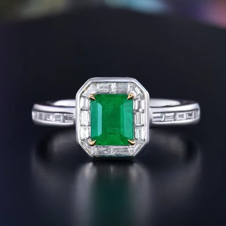 Levanzo Ring in 18K gold with natural emerald