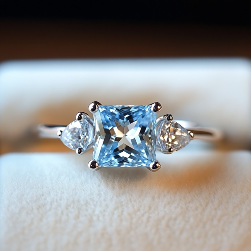 Lume Ring in sterling silver with natural topaz
