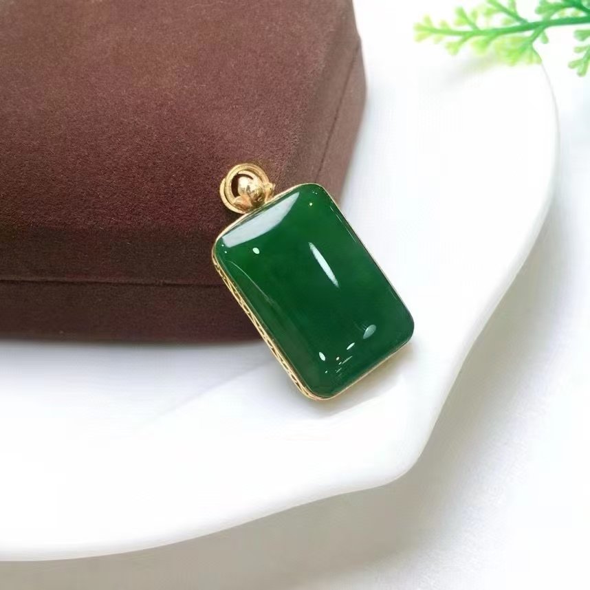 Magia Pendant in 18K gold with nephrite jade