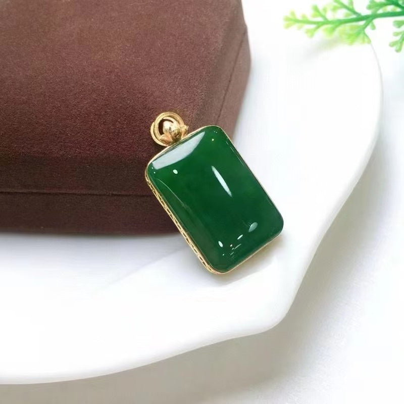 Magia Pendant in 18K gold with nephrite jade