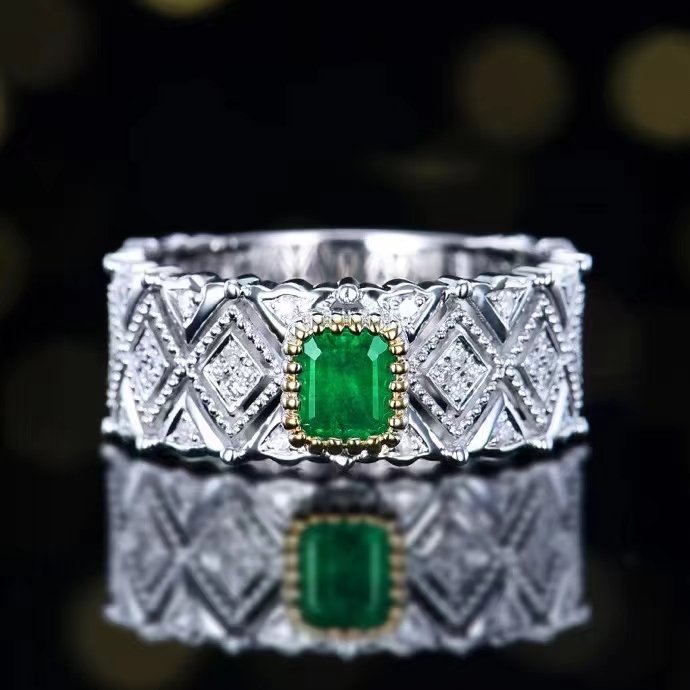 Mantova Ring in 18K gold with natural emerald