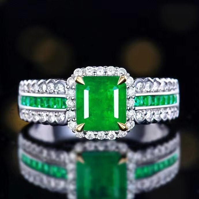 Noemi Ring in 18K gold with natural emerald