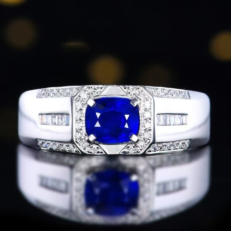 Nova Ring in 18K gold with natural sapphire