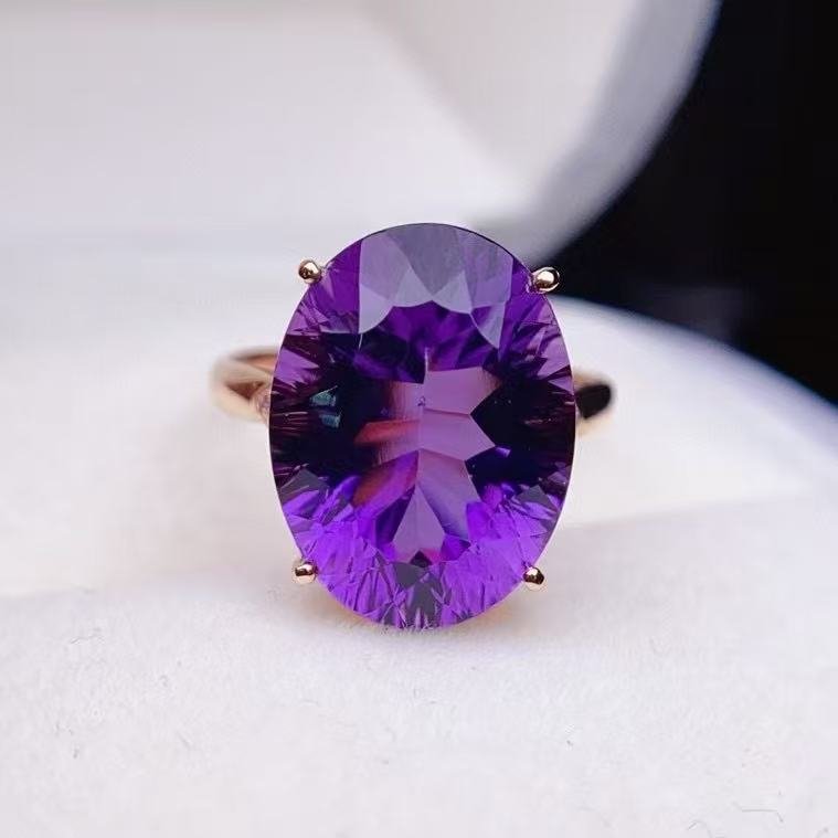 Oberon Ring in 18K gold with natural amethyst