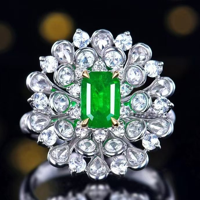 Odetta Ring in 18K gold with natural emerald