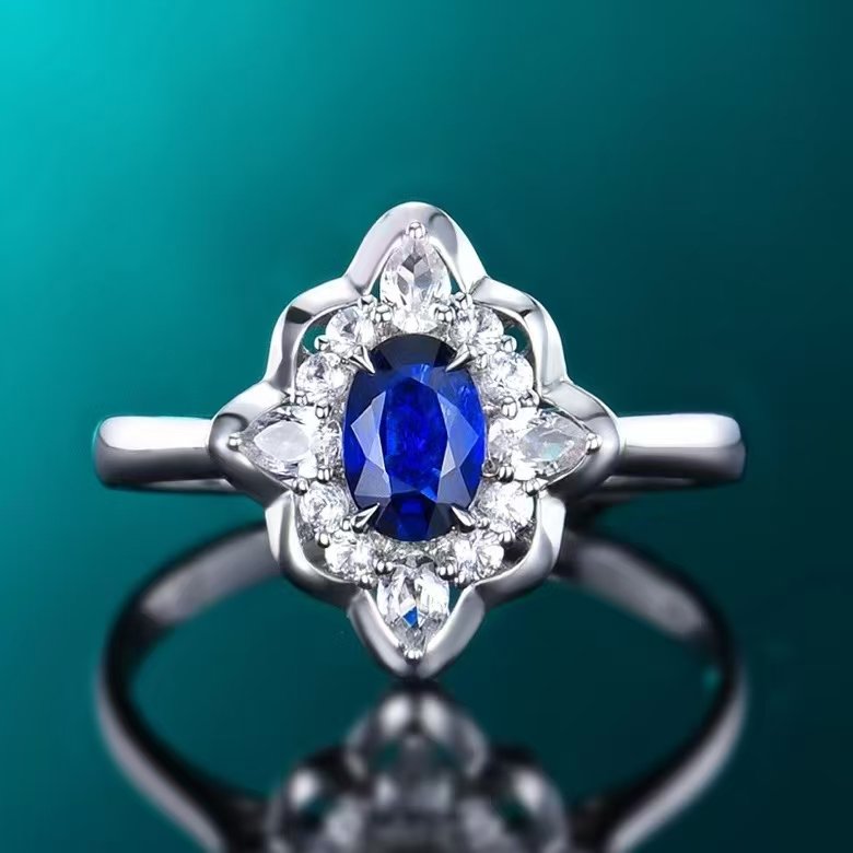 Regina Pendant in 18K gold with natural sapphire