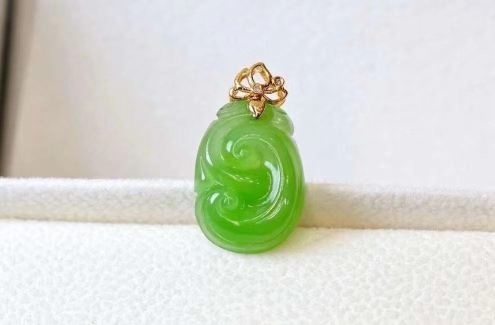 Rosanna Pendant in 18K gold with nephrite jade