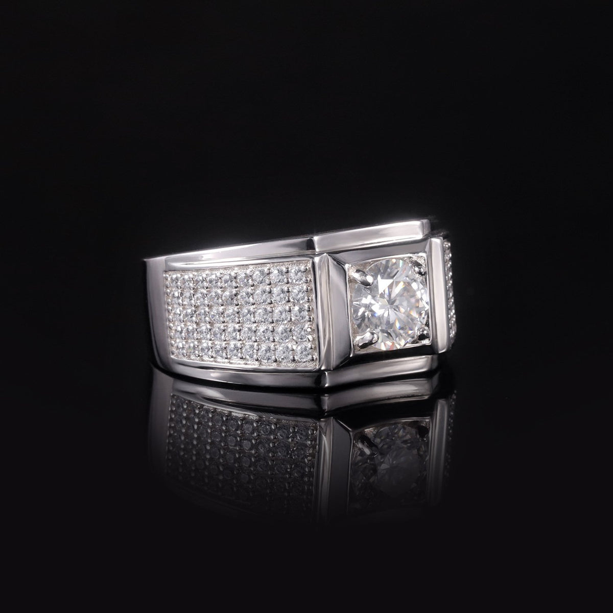 Sabina Ring in sterling silver with moissanite