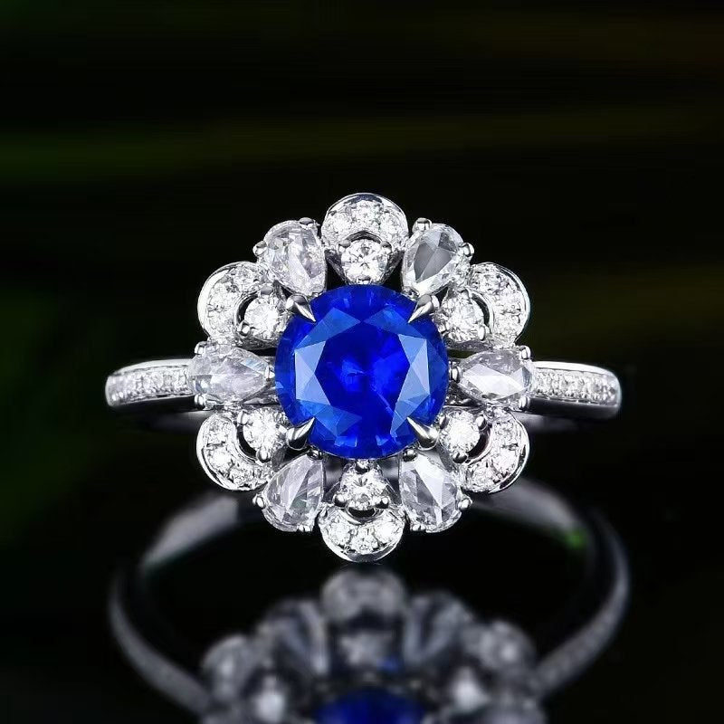 Sara Ring in 18K gold with natural sapphire