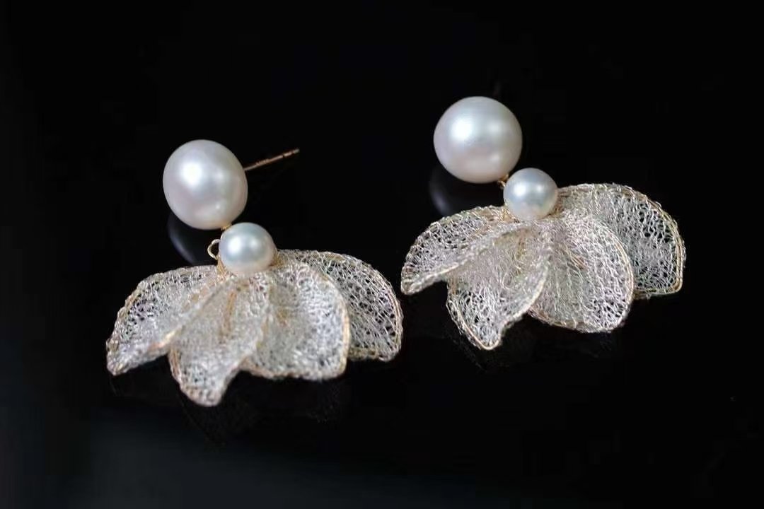 Silenzio Pearl Earrings in gold-filled with freshwater pearl