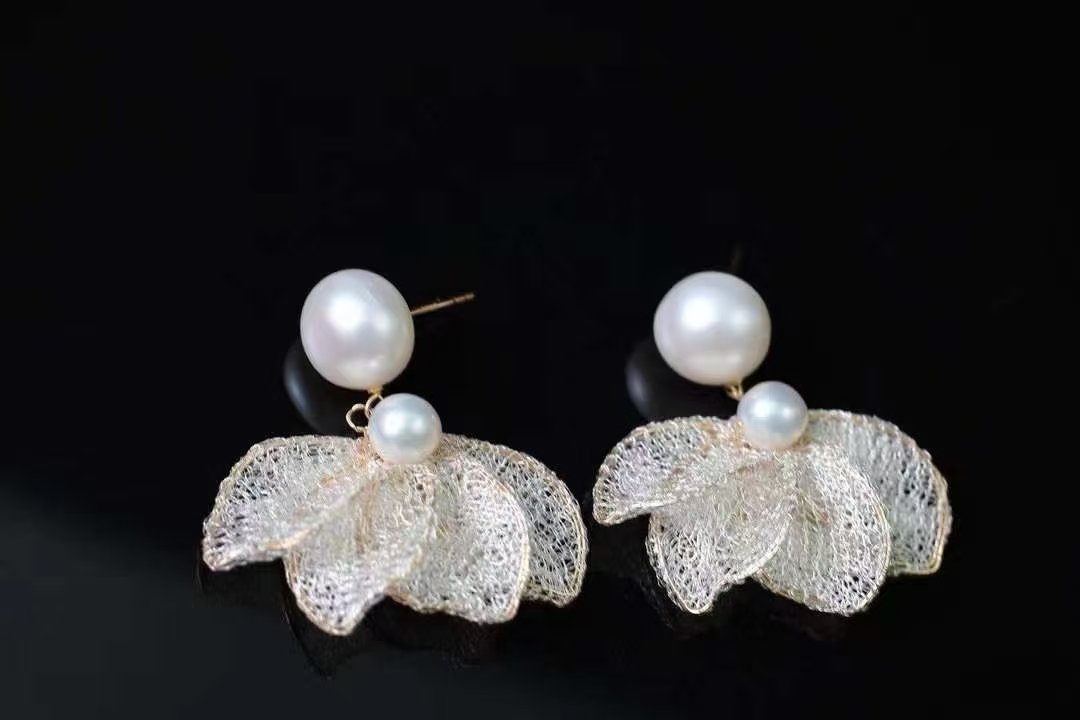 Silenzio Pearl Earrings — view 2