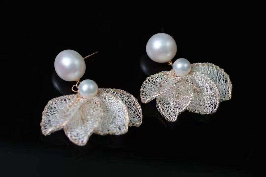 Silenzio Pearl Earrings — view 4