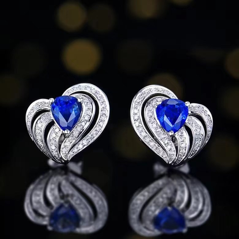Sirio Stud Earrings in 18K gold with natural sapphire