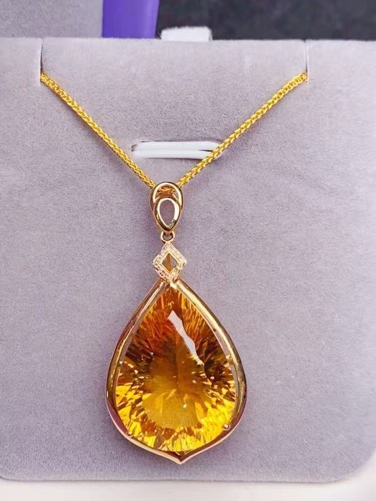 Soave Pendant in 18K gold with natural quartz