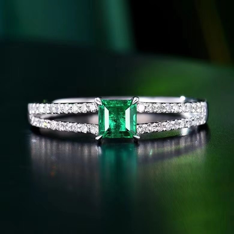 Susanna Ring in 18K gold with natural emerald