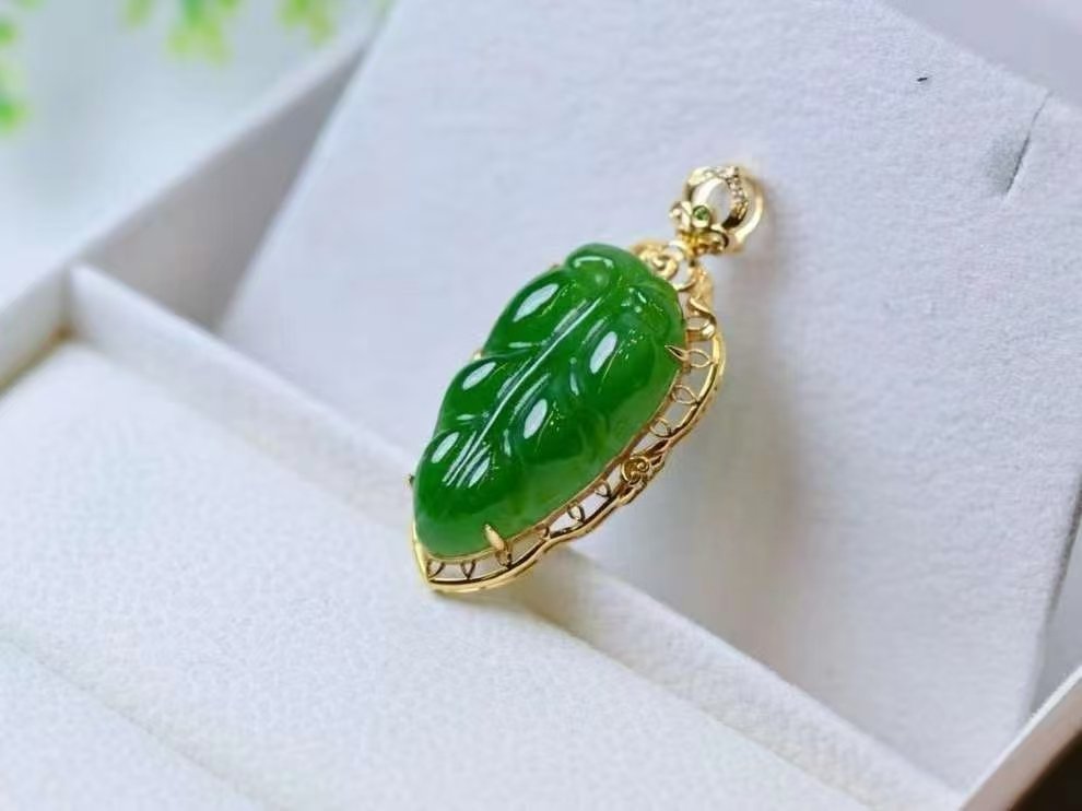 Tamara Pendant in 18K gold with nephrite jade