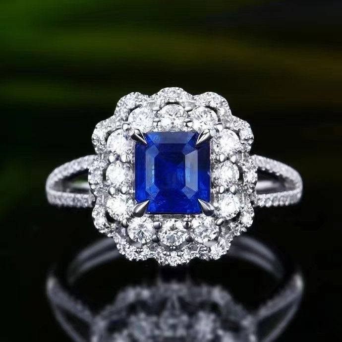 Trieste Ring in 18K gold with natural sapphire
