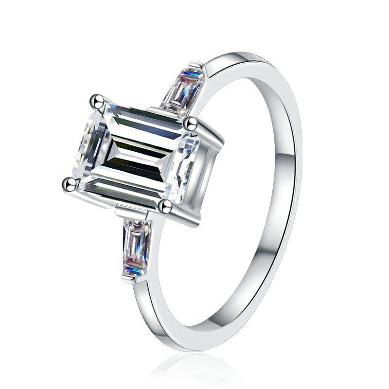 Tulipa Ring in sterling silver with moissanite