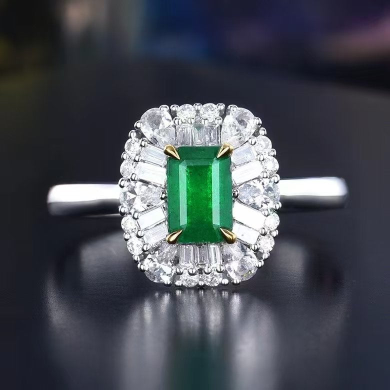 Valeria Ring in 18K gold with natural emerald