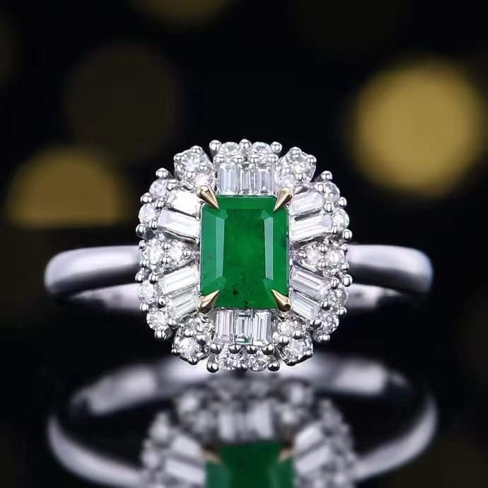 Zenith Ring in 18K gold with natural emerald