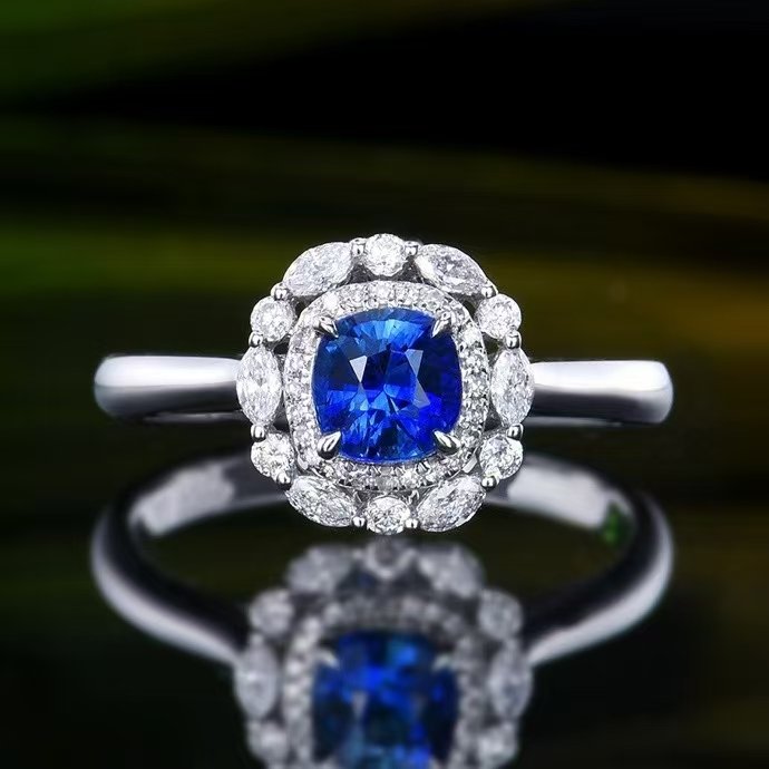 Zenobia Ring in 18K gold with natural sapphire
